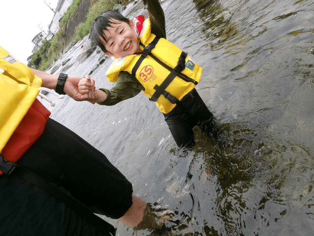 白木の杜で川遊び（そらぐみ）の画像