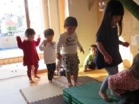 ひよこちゃんの散歩（運動あそび）の画像