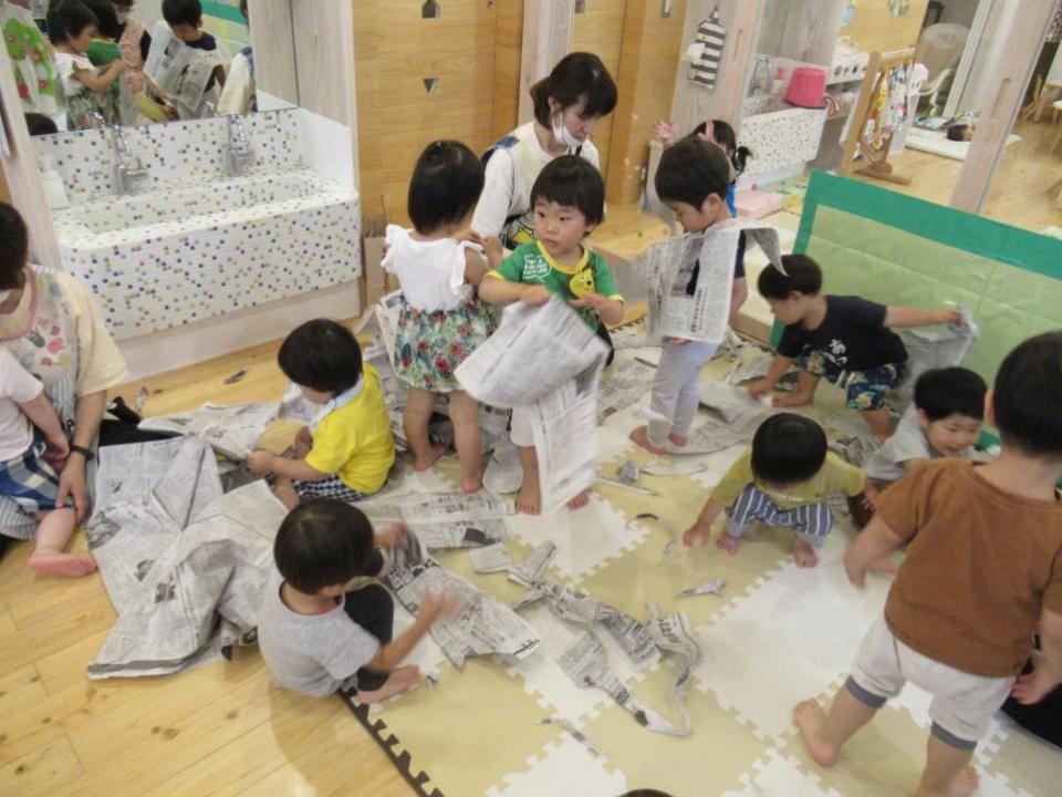 新聞紙あそびの画像