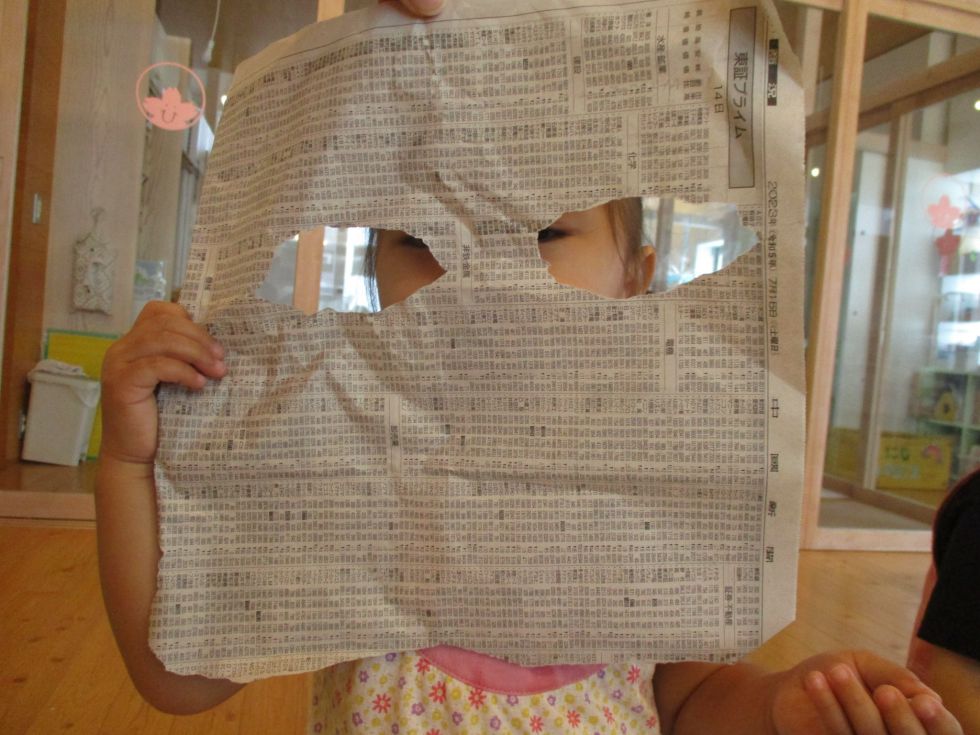 新聞紙で遊んだよ！の画像